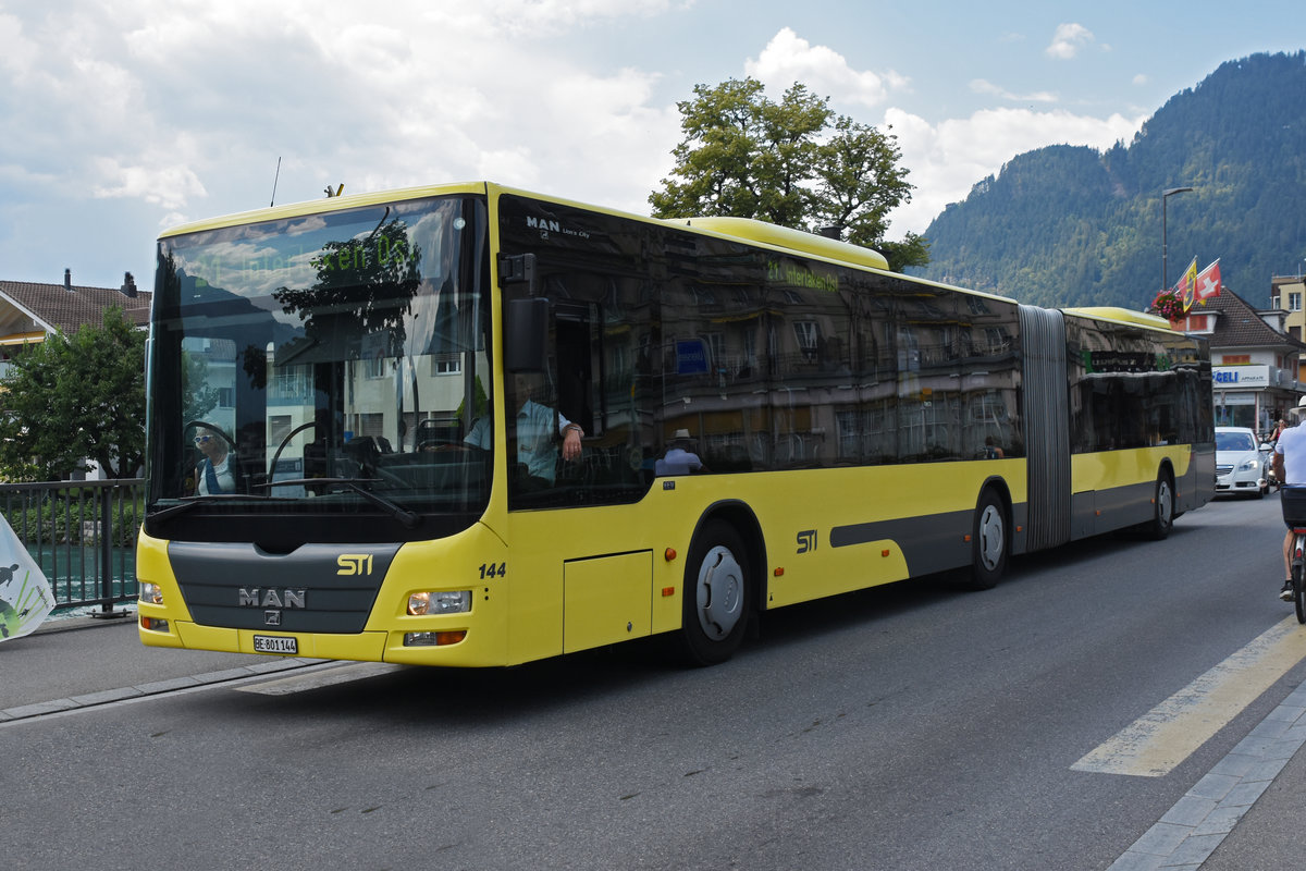 MAN Lion City 144, auf der Linie 21, fährt zur Haltestelle beim Bahnhof Interlaken West. Die Aufnahme stammt vom 28.07.2020.