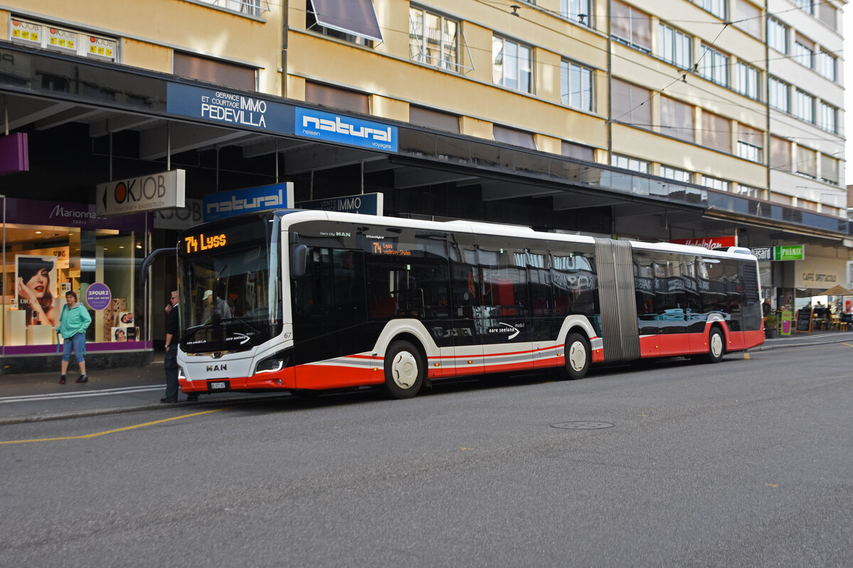 MAN Lion City 67 von Aare Seeland, auf der Linie 74, bedient die Haltestelle beim Bahnhof Biel. Die Aufnahme stammt vom 25.09.2021.