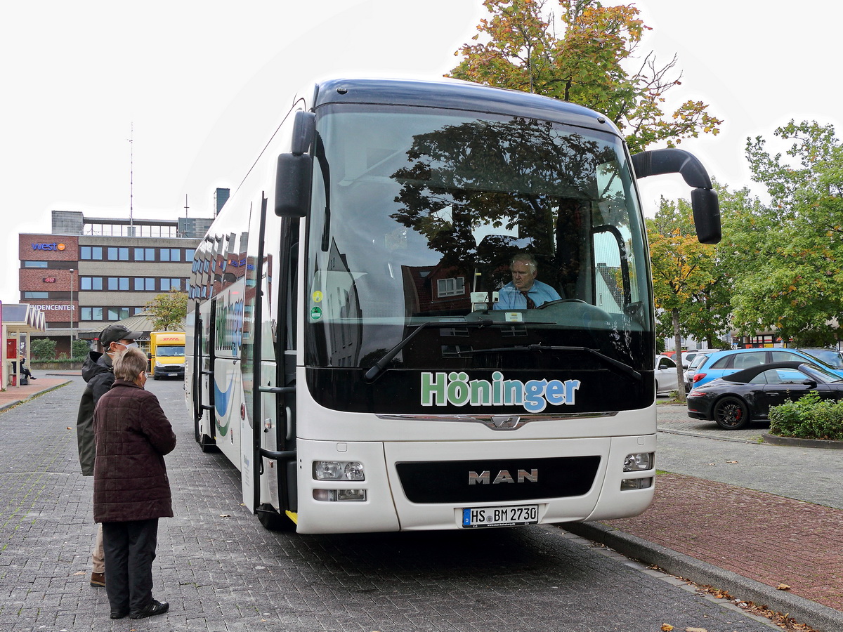 MAN Lion´s Coach der Waldfeucht, Verkehrsbetriebe Höninger GmbH, steht im Busbahnhof von Geilenkichen am 08. Oktober 2020. 