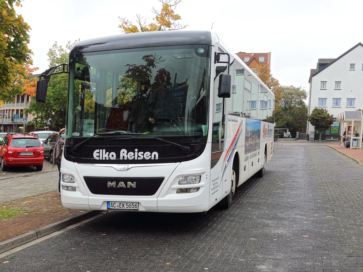 MAN Lion´s Intercity der Elka Reisen im Busbahnhof von Geilenkirchen am 09. Oktober 2020. 