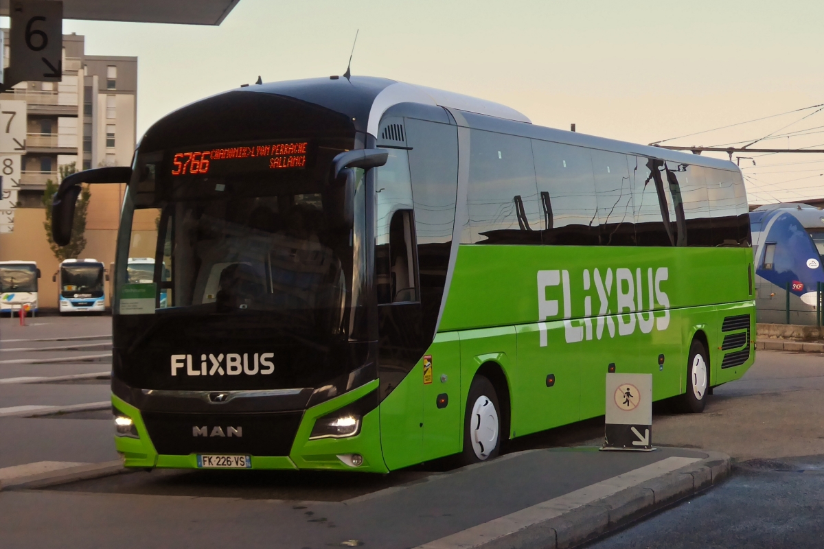 MAN Lion’s Coach vom Flixbus, gesehen am Busbahnhof beim Bahnhof von Annecy (F) am See. 09.2022