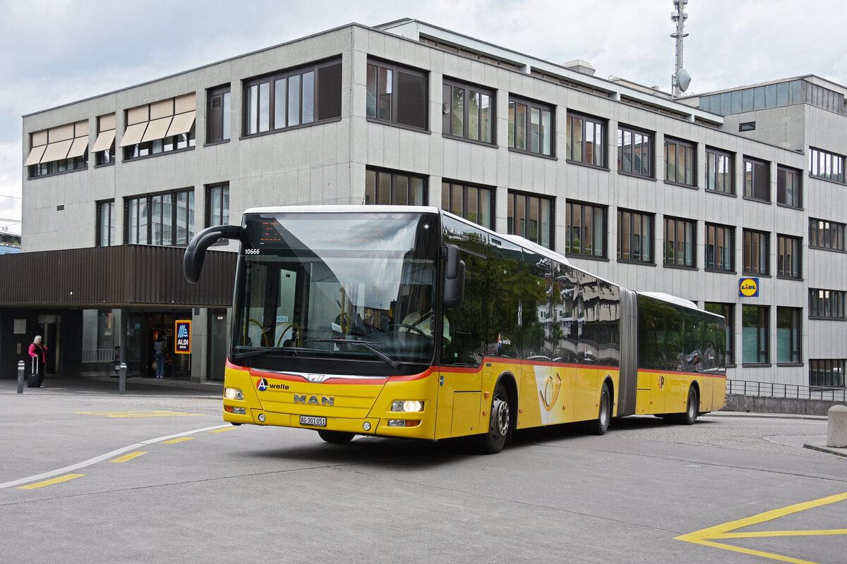 MAN Lions Citi der Post, auf der Linie 357, f�hrt am 05.06.2025 zur Haltestelle beim Bahnhof Baden.