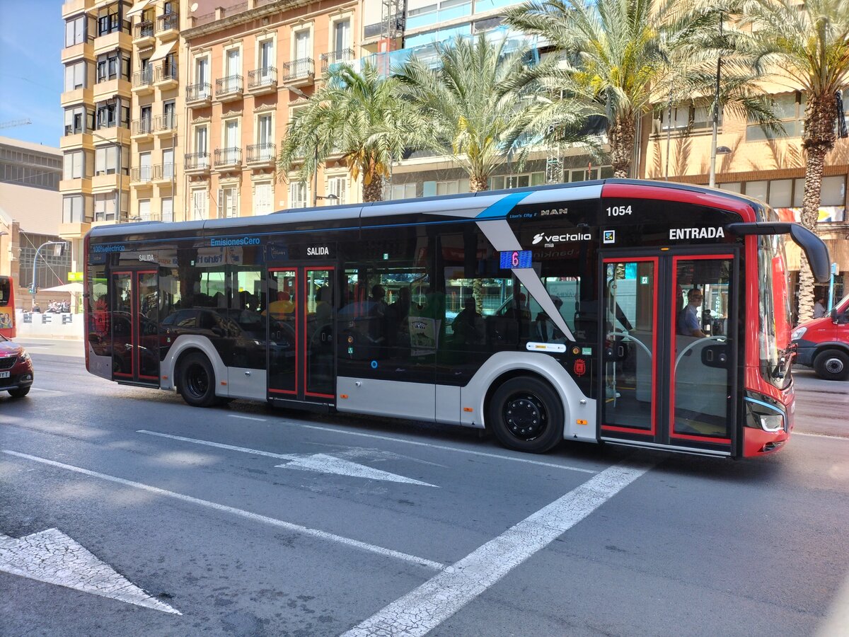 MAN Lion's City 12 E, Wagen 1054, Vectalia Mia, verlässt die Haltestelle Mercado - El Sabio als Linie 6 in Alicante am 10.04.2024.