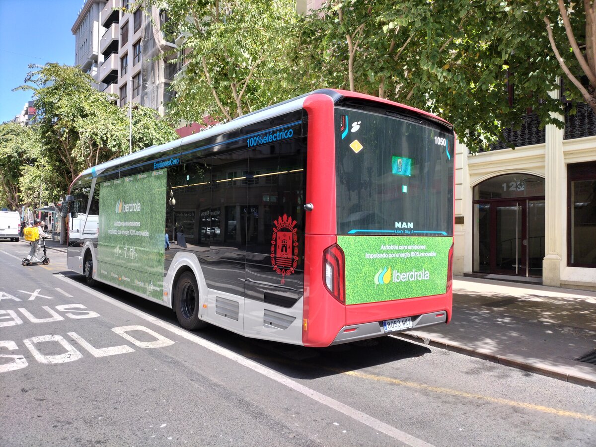 MAN Lion's City 12 E, Wagen 1050, Vectalia Mia, verlässt die Haltestelle Rambla - Portal de Elche als Linie 8 in Alicante am 10.04.2024.