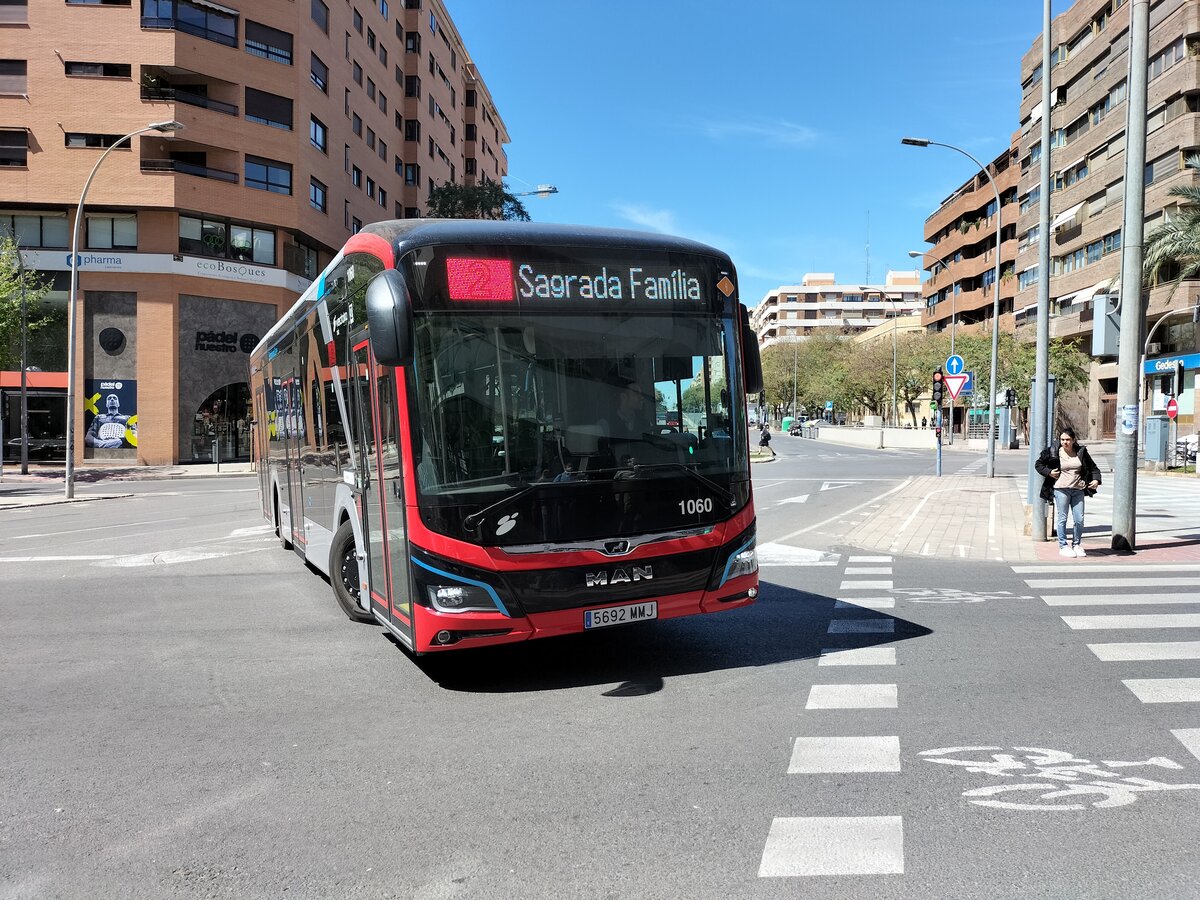MAN Lion's City 12 E, Wagen 1060, Baujahr 2024, Vectalia Mia, biegt in der Avenida Oscar Esplá als Linie 2 in Alicante am 10.04.2024 ein.