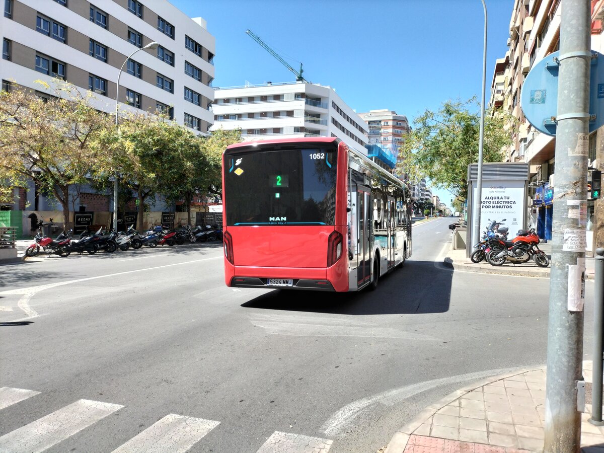 MAN Lion's City 12 E, Wagen 1052, Vectalia Mia, fährt durch die Avenida Catedratico Soler als Linie 2 in Alicante am 10.04.2024.