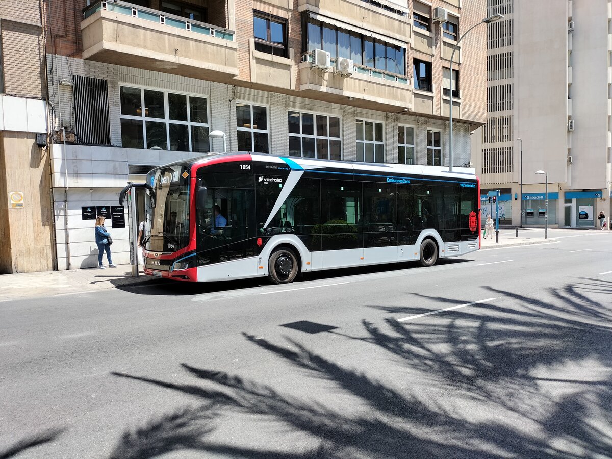 MAN Lion's City 12 E, Wagen 1054, Vectalia Mia, bedient die Haltestelle Esplá - Sempere als Linie 6 in Alicante am 15.05.2024