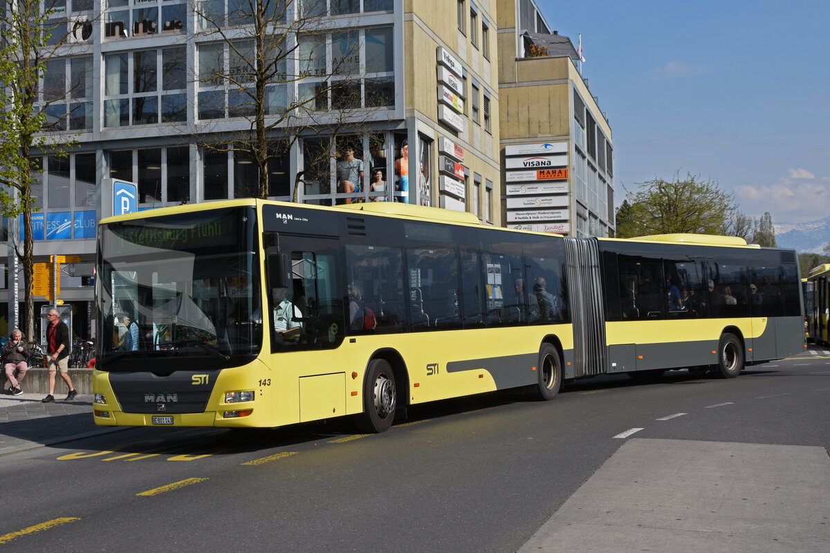 MAN Lions City 143, auf der Linie 1, verlässt die Haltestelle beim Bahnhof Thun. Die Aufnahme stammt vom 21.04.2022.