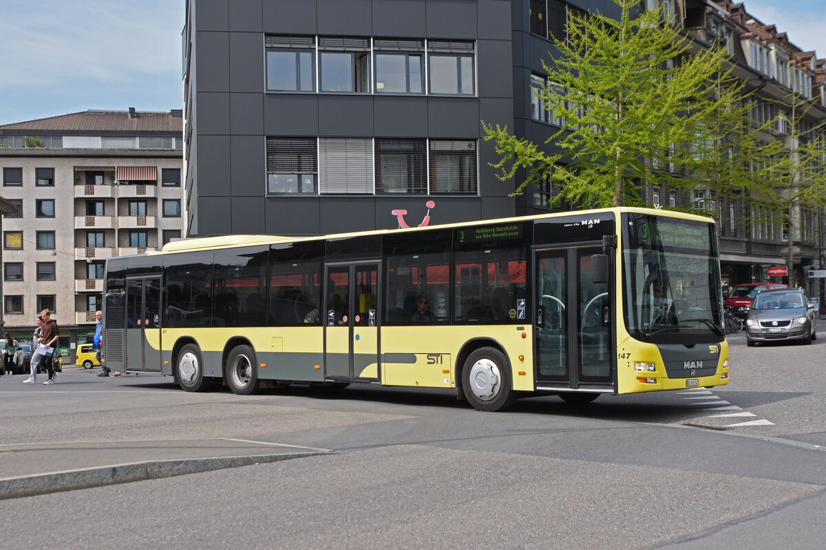 MAN Lions City 147, auf der Linie 3, fährt zur Haltestelle beim Bahnhof Thun. Die Aufnahme stammt vom 21.04.2022.