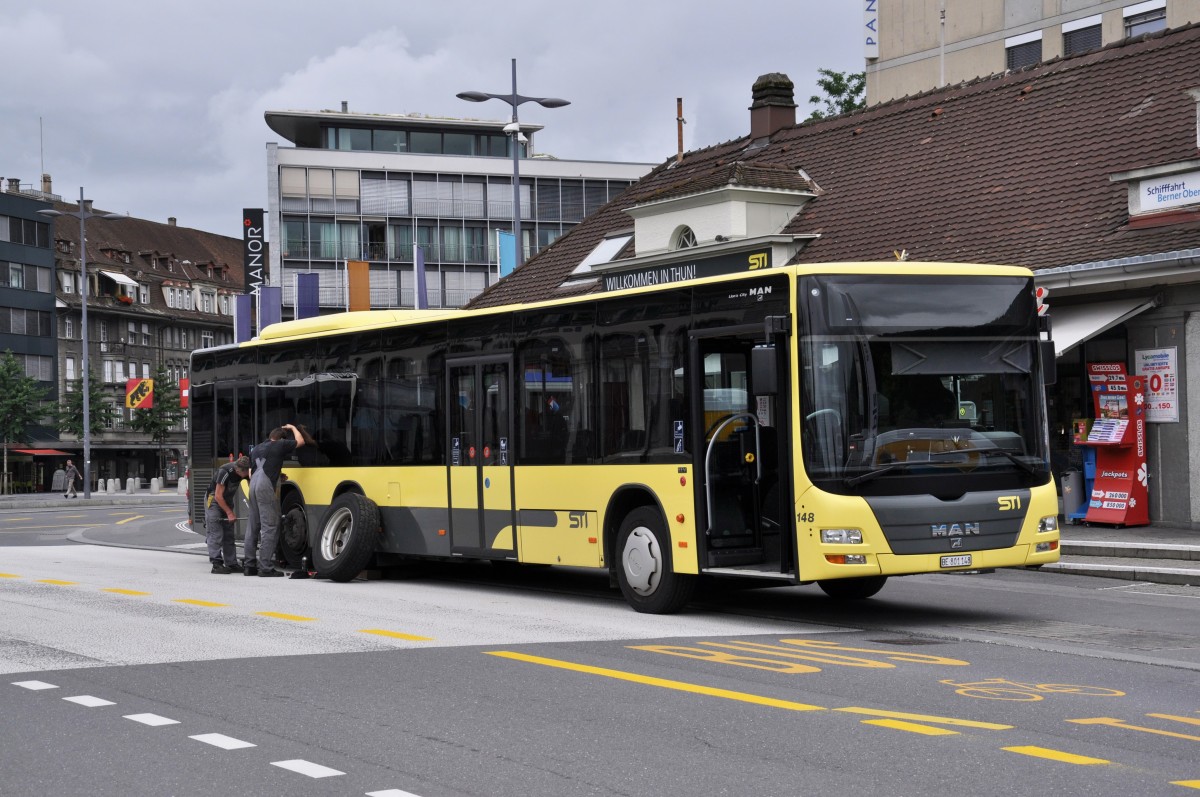MAN Lions City 148 mit einer Reifenpanne am Bahnhof Thun. Die Aufnahme stammt vom 29.07.2014.