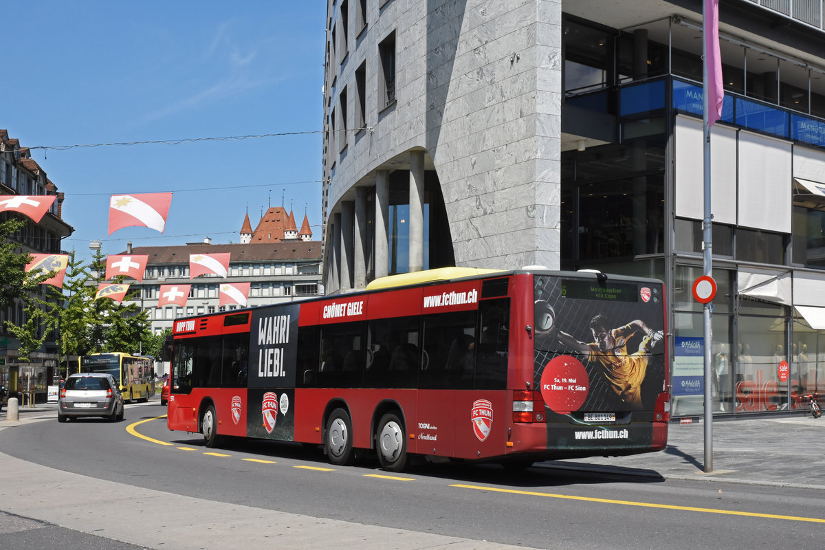MAN Lions City 149 mit der Werbung für den FC Thun, auf der Linie 6, verlässt den Bahnhofplatz Thun. Die Aufnahme stammt vom 30.07.2018.