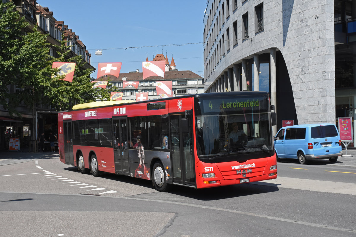 MAN Lions City 149 mit der Werbung für den FC Thun, auf der Linie 4, fährt zur Haltestelle beim Bahnhof Thun. Die Aufnahme stammt vom 30.07.2018.