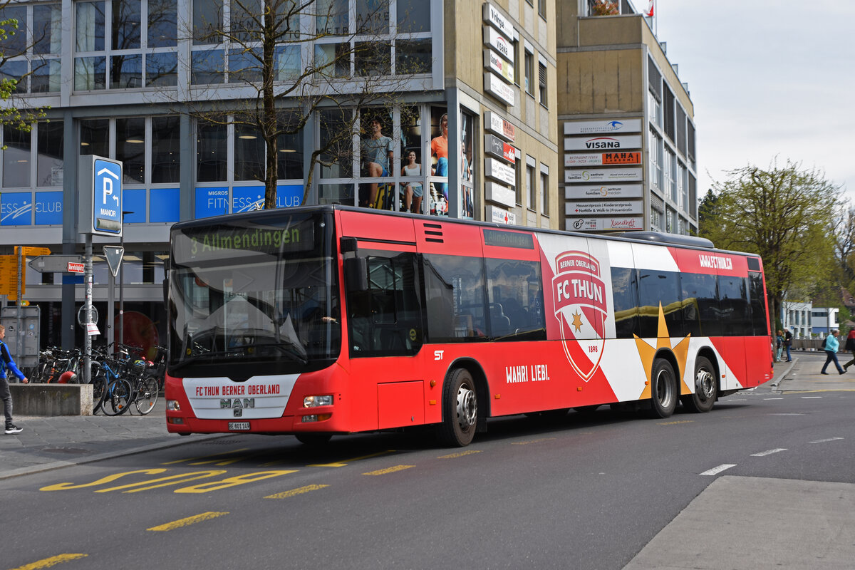 MAN Lions City 149 mit der Werbung für den FC Thun, auf der Linie 3, verlässt die Haltestelle beim Bahnhof Thun. Die Aufnahme stammt vom 21.04.2022.