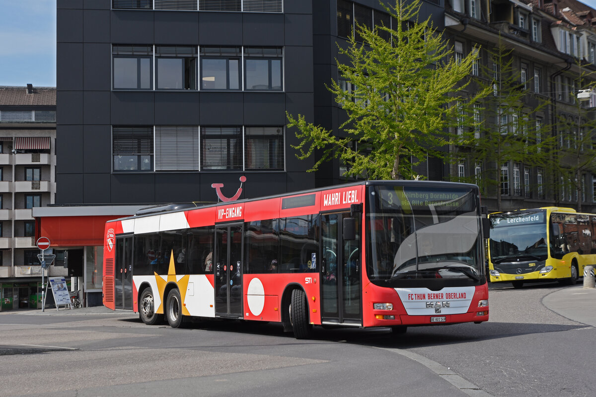 MAN Lions City 149 mit der Werbung für den FC Thun, auf der Linie 3, fährt zur Haltestelle beim Bahnhof Thun. Die Aufnahme stammt vom 21.04.2022.