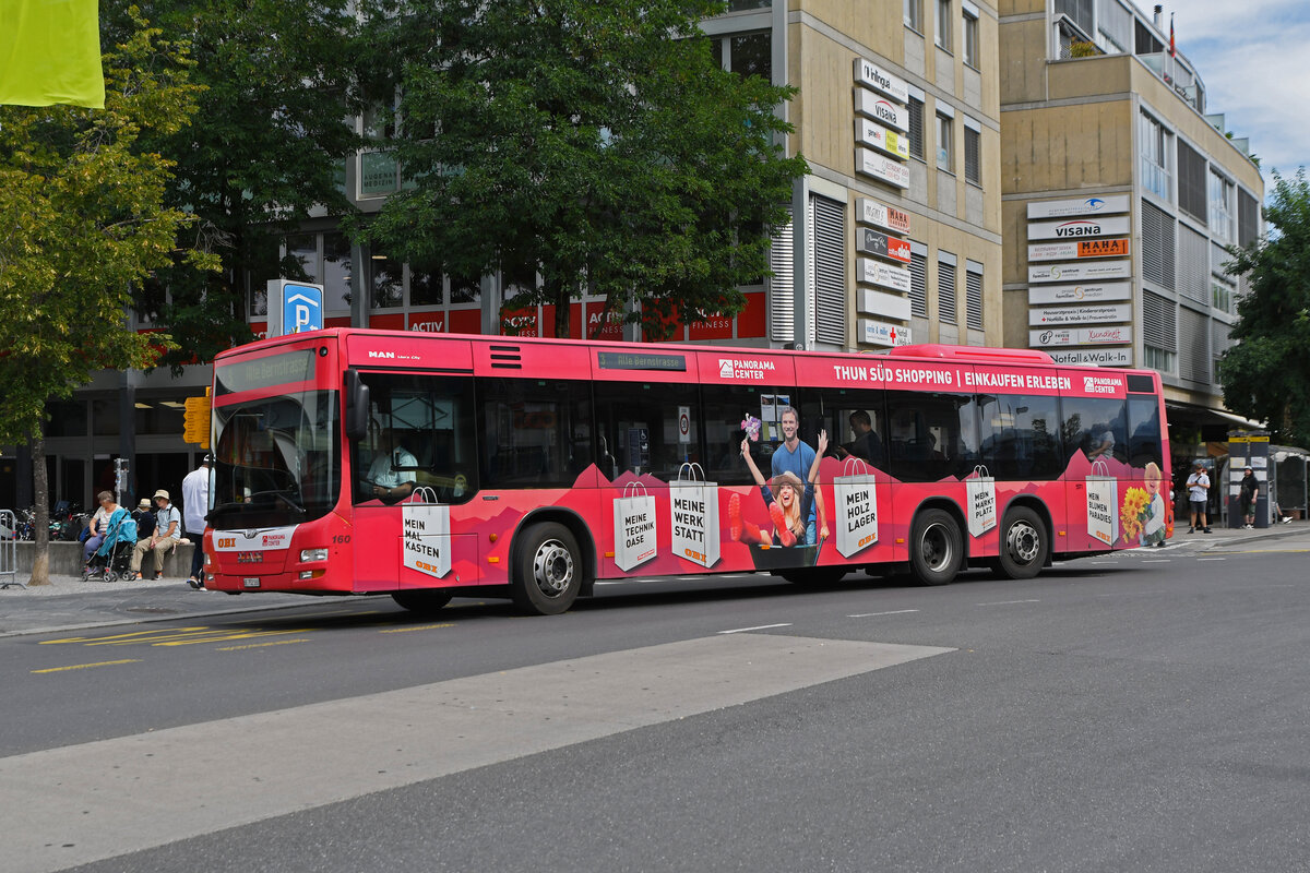 MAN Lions City 160 mit der Werbung für den Panorama Center, auf der Linie 3, verlässt am 10.08.2023 die Haltestelle beim Bahnhof Thun.