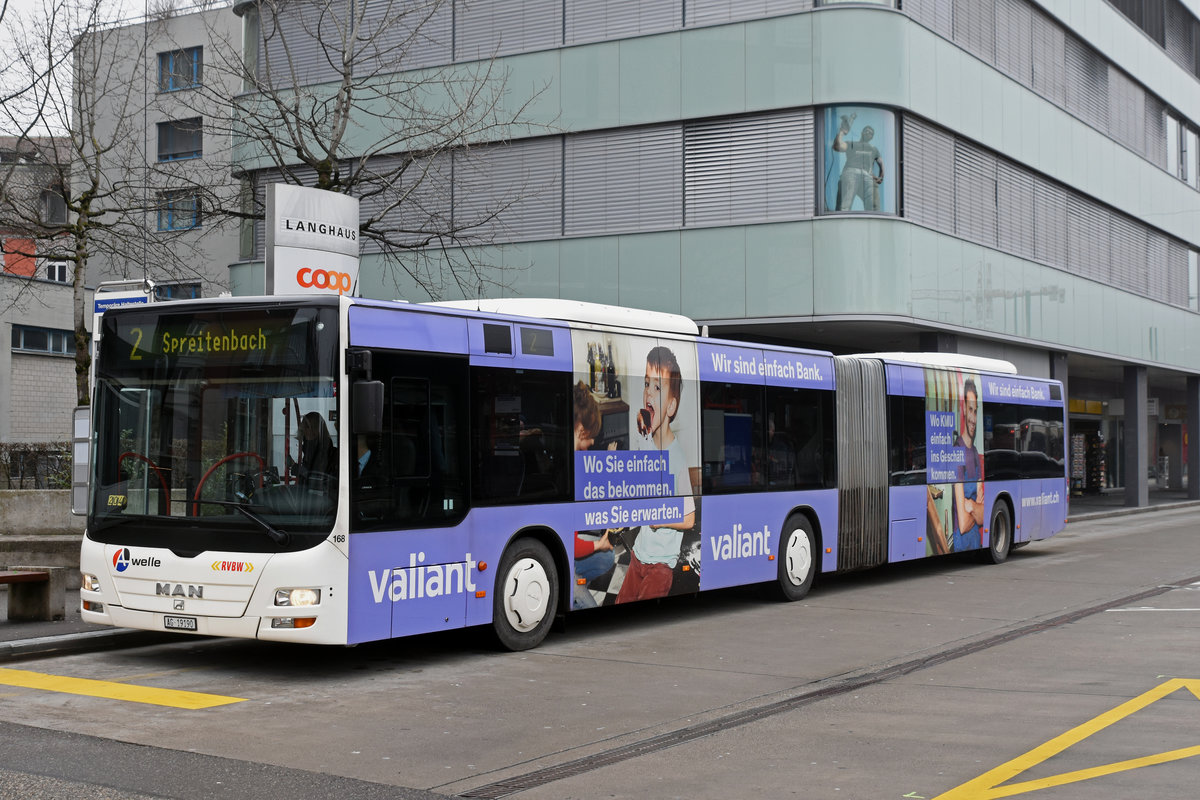 MAN Lions City 168 der RVBW mit der Werbung für die Bank Valiant, auf der Linie 2, bedient die Haltestelle beim Bahnhof Baden. Die Aufnahme stammt vom 02.02.2019.