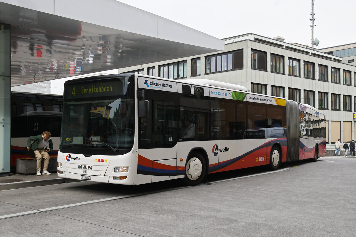 MAN Lions City 170, auf der Linie 4, f�hrt am 08.09.2025 zur Haltestelle beim Bahnhof Baden ein.