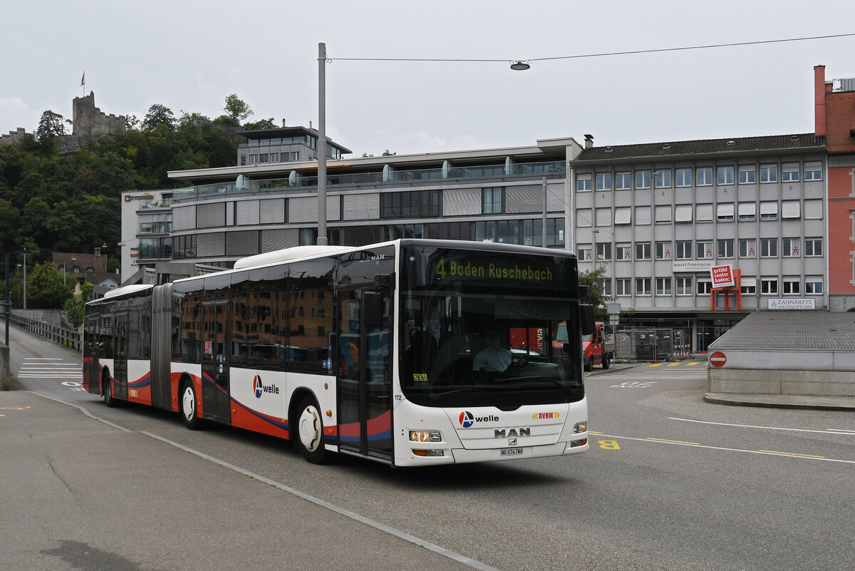 MAN Lions City 172, auf der Linie 4, fährt am 08.09.2025 zur Haltestelle beim Bahnhof Baden.