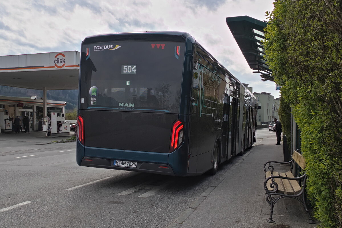 MAN Lion's City 18 E von Postbus als Testbus (M-AN 7820) der Linie 504 an der Endhaltestelle Hall i.T. Milser Straße. Aufgenommen 12.4.2023.