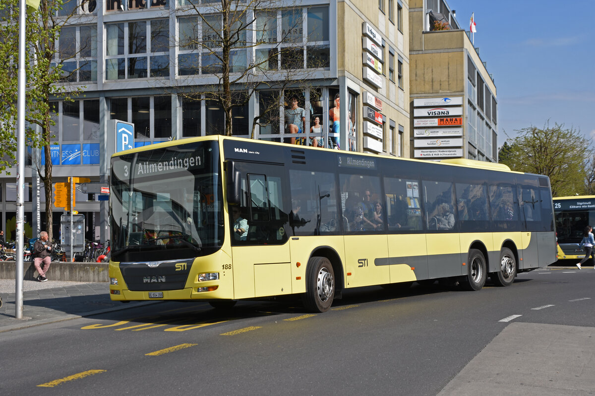 MAN Lions City 188, auf der Linie 3, verlässt am 21.04.2022.2022 die Haltestelle beim Bahnhof Thun.