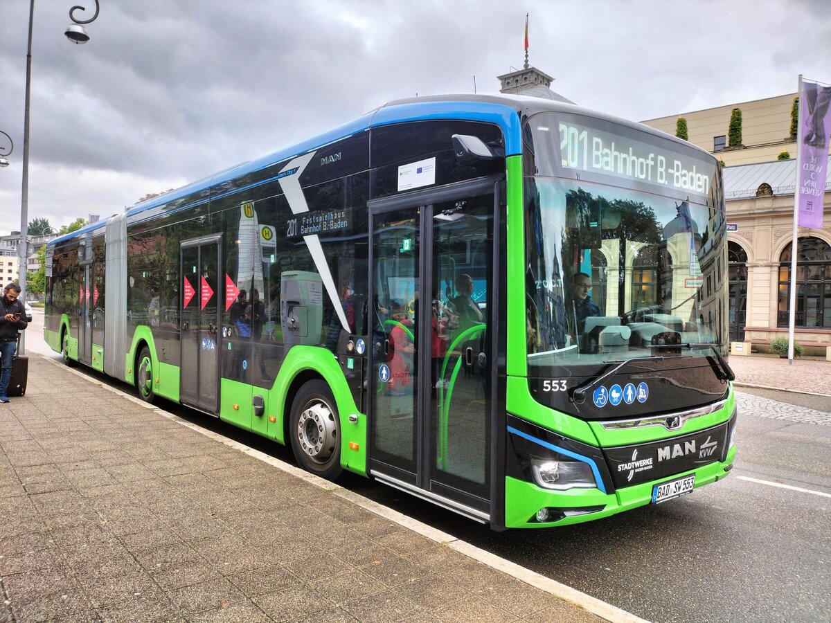 MAN Lion's City 18E, Stadtwerke Baden-Baden, Wagen 553, als Linie 201 am Festspielhaus Baden-Baden, 27.09.2025