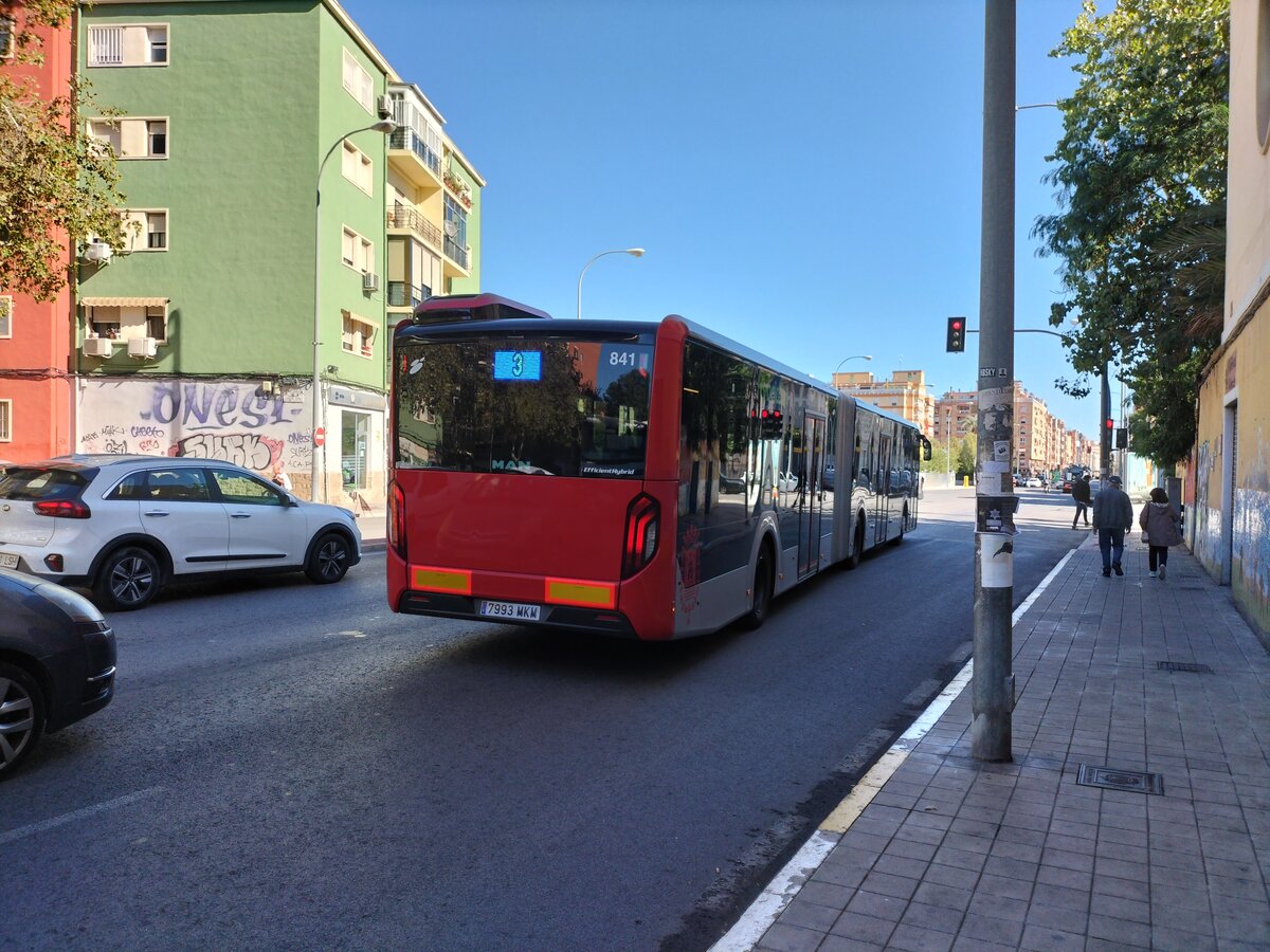 MAN Lion's City 19C, Baujahr 2023, Wagen 841, Firma Masatusa, im Einsatz auf der Linie 3, verlässt die Haltestelle Antiguo Asilo in Alicante am 07.11.2023.