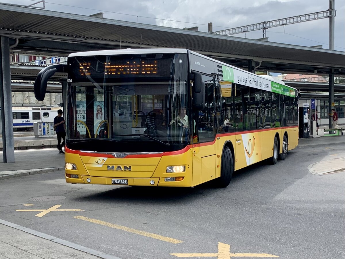 MAN Lion's City 3-Achser '10526' det PodtAuto Regie Aeschi am 23.5.22 bei der Abfahrt beim Bahnhof Spiez.