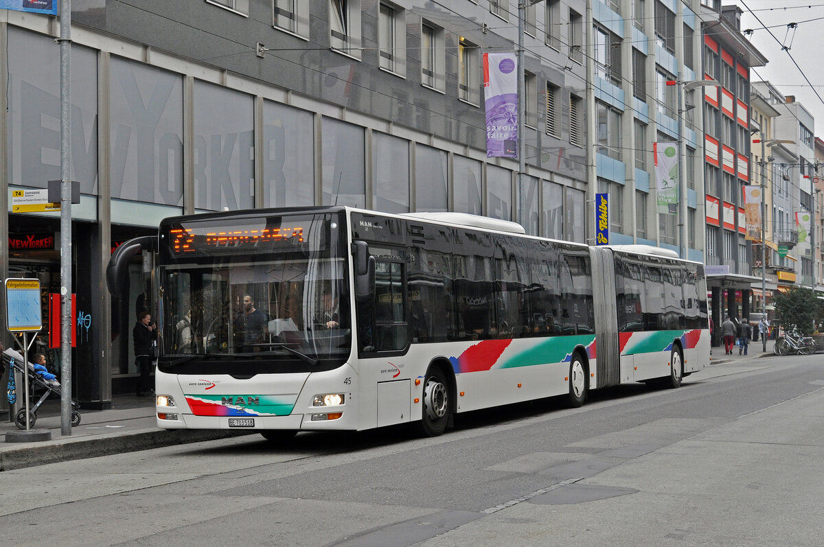 MAN Lions City 45 von Aare Seeland Mobil, auf der Linie 72, bedient am 05.11.2015 die Haltestelle Zentralplatz.