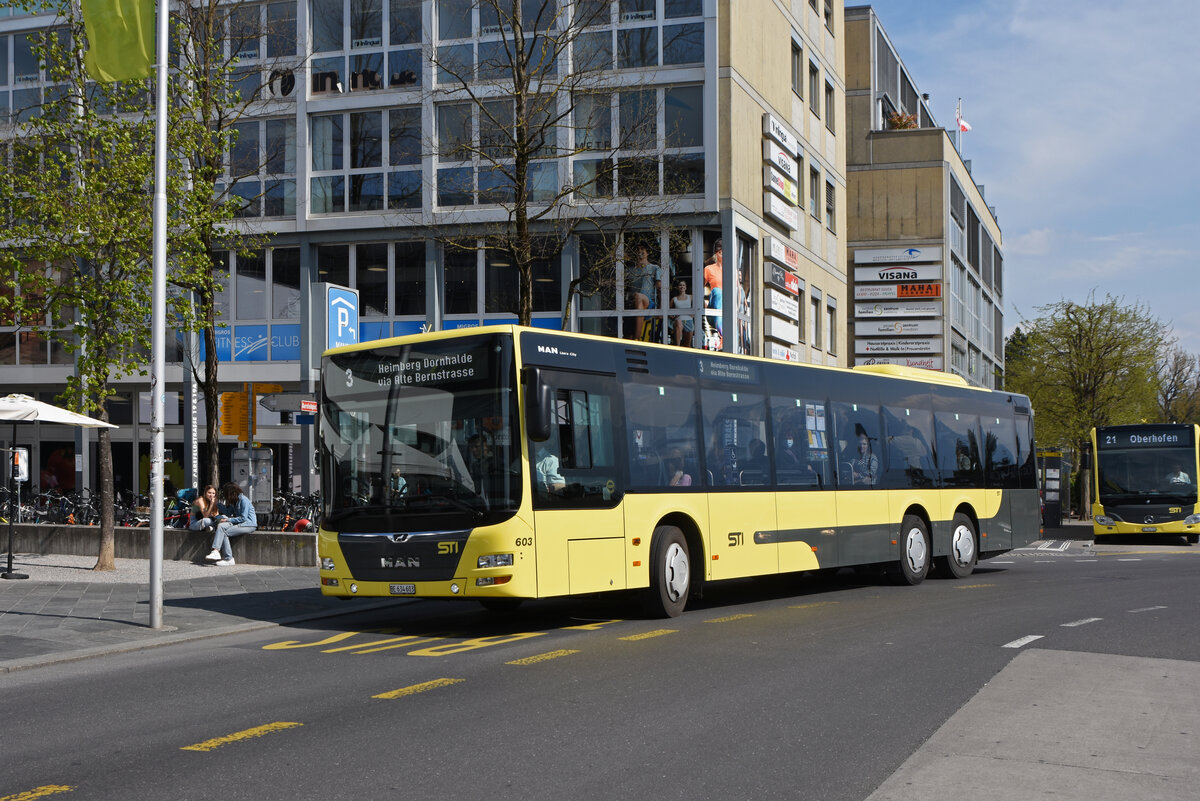 MAN Lions City 603, auf der Linie 3, verlässt die Haltestelle beim Bahnhof Thun. Die Aufnahme stammt vom 21.04.2022.