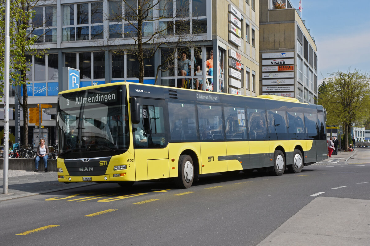 MAN Lions City 603, auf der Linie 3, verlässt die Haltestelle beim Bahnhof Thun. Die Aufnahme stammt vom 21.04.2022.