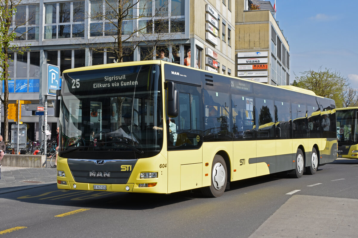 MAN Lions City 604, auf der Linie 25, verlässt die Haltestelle beim Bahnhof Thun. Die Aufnahme stammt vom 21.04.2022.
