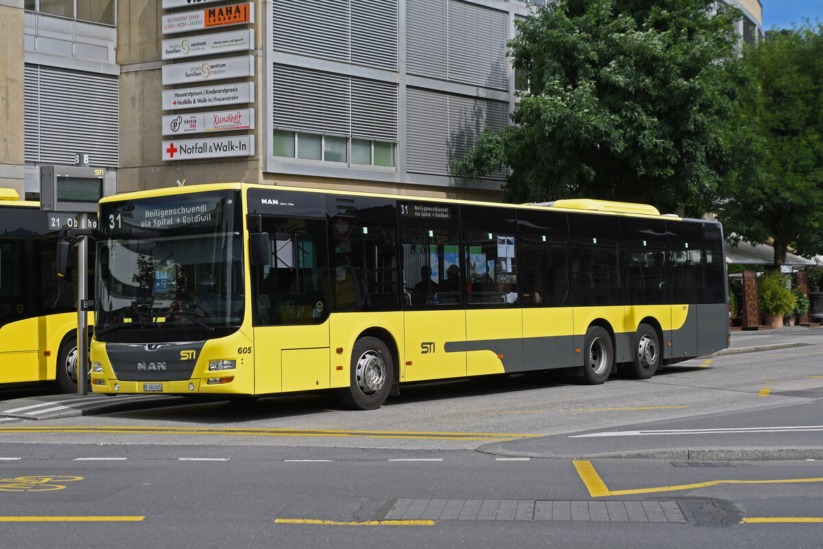 MAN Lions City 605, auf der Linie 31, wartet am 10.08.2023 an der Haltestelle beim Bahnhof Thun.