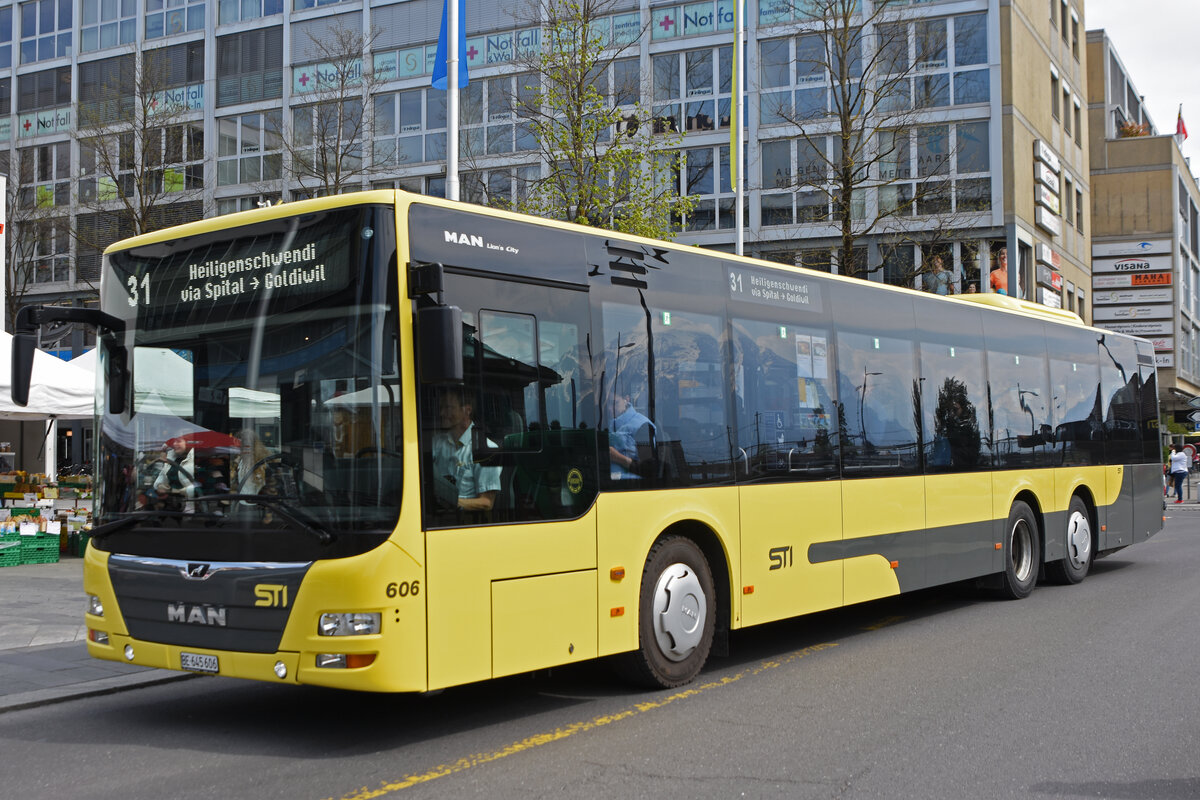 MAN Lions City 606, auf der Linie 31, verlässt die Haltestelle beim Bahnhof Thun. Die Aufnahme stammt vom 21.04.2022.