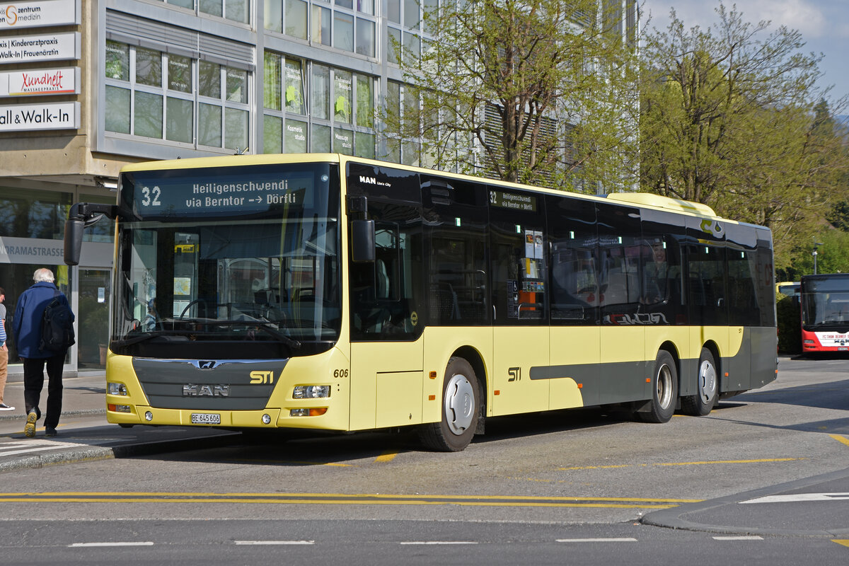 MAN Lions City 606, auf der Linie 32, wartet am 21.04.2022 an der Haltestelle beim Bahnhof Thun.