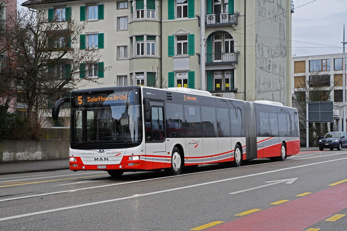 MAN Lions City 65 von Aare Seeland Mobil, auf der Linie 5, fährt am 18.01.2023 zur Haltestelle beim Bahnhof Solothurn.