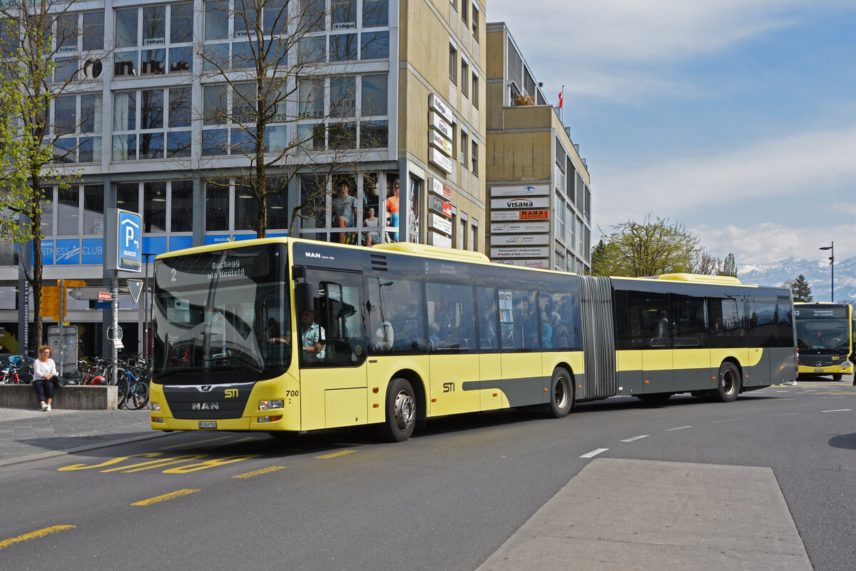 MAN Lions City 700, auf der Linie 2, verlässt die Haltestelle beim Bahnhof Thun. Die Aufnahme stammt vom 21.04.2022.