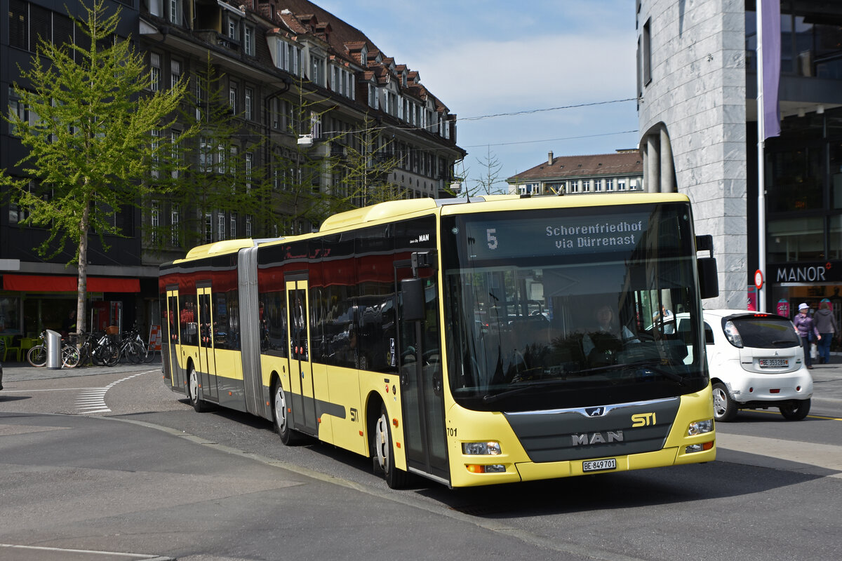MAN Lions City 701, auf der Linie 5, fährt zur Haltestelle beim Bahnhof Thun. Die Aufnahme stammt vom 21.04.2022.
