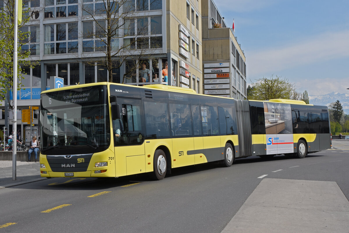 MAN Lions City 701, auf der Linie 5, verlässt die Haltestelle beim Bahnhof Thun. Die Aufnahme stammt vom 21.04.2022.
