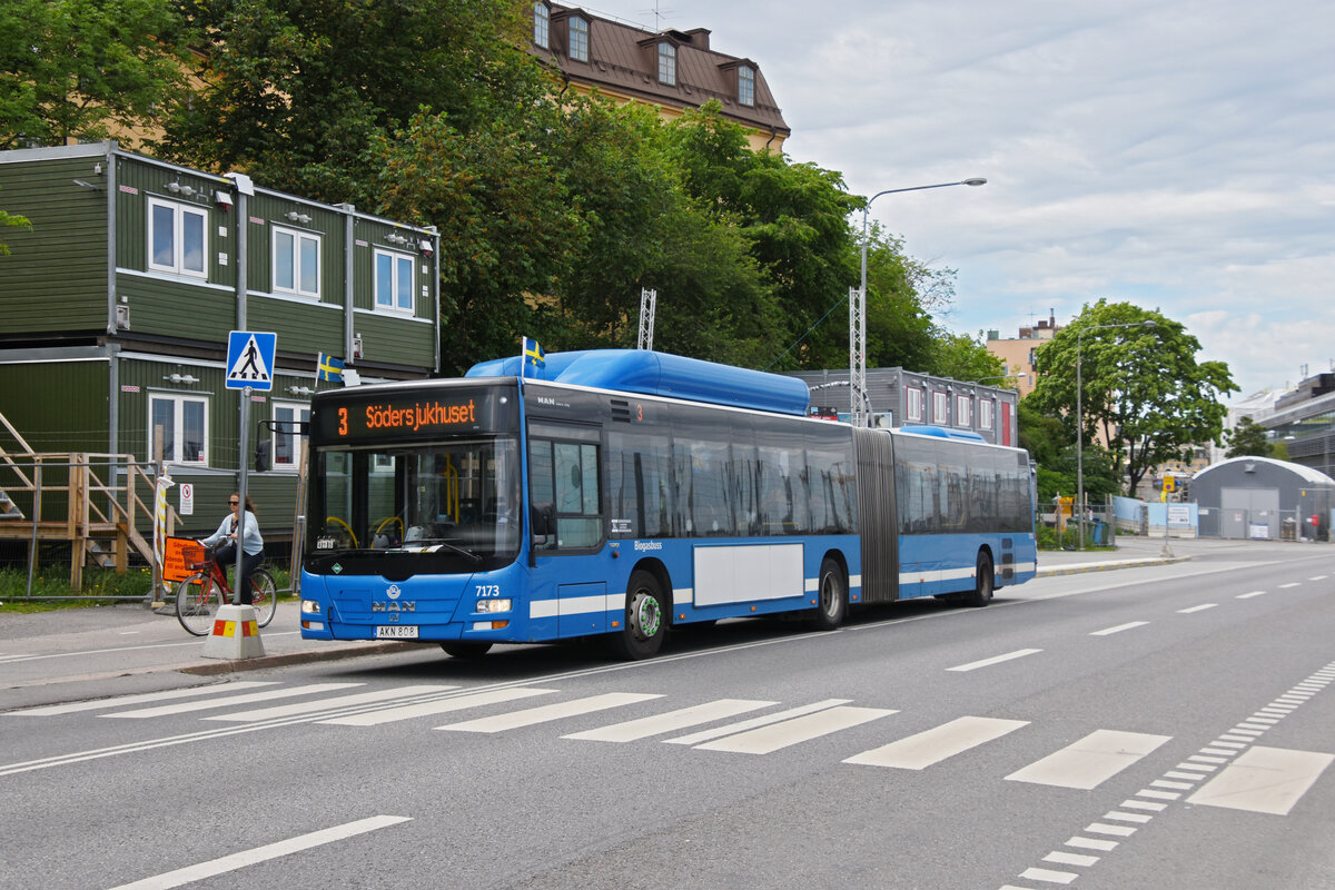 MAN Lions City 7173, auf der Linie 3, fährt durch die Stadsgardsleden. Die Aufnahme stammt vom 06.06.2022.