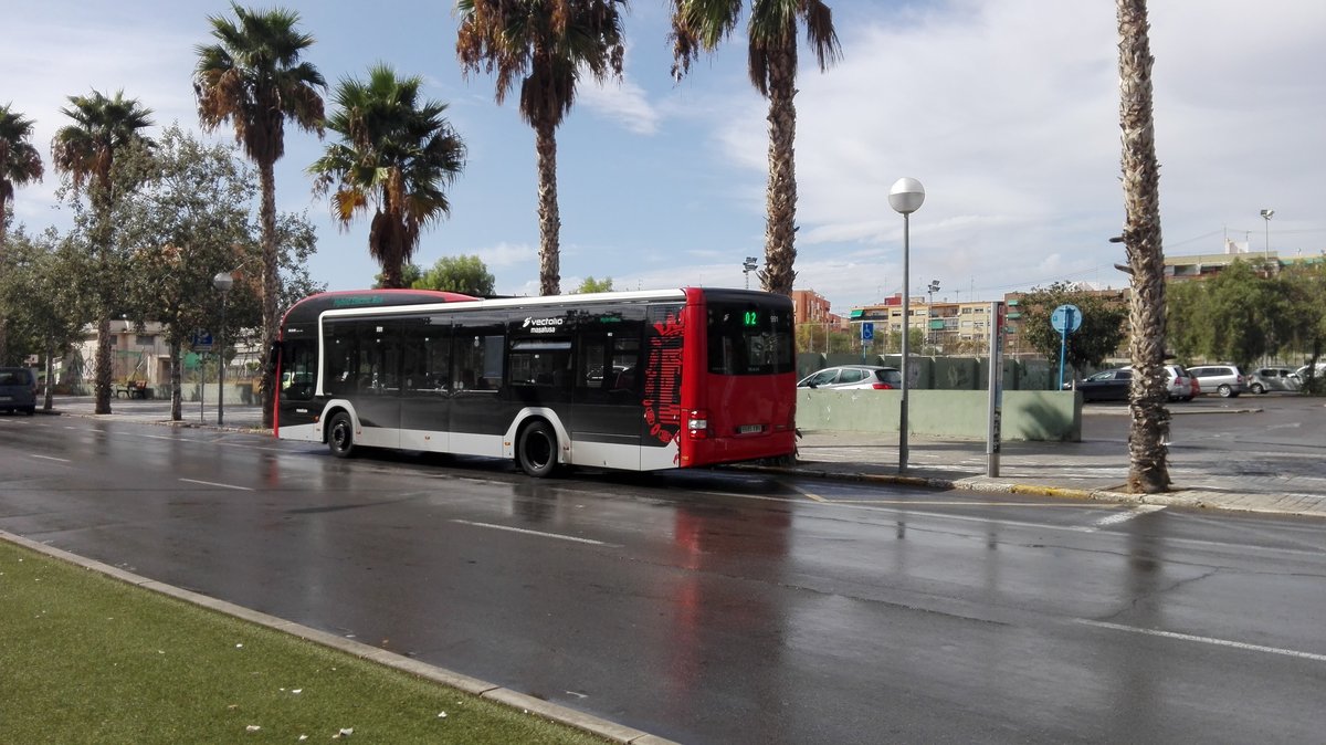 MAN Lion's City A37 Hybrid, Firma Masatusa, Wagen 991, im Einsatz auf der Linie 2, fährt zur Haltestelle IES Figueras - Carbonell in Alicante (Spanien) am 18.09.2020.