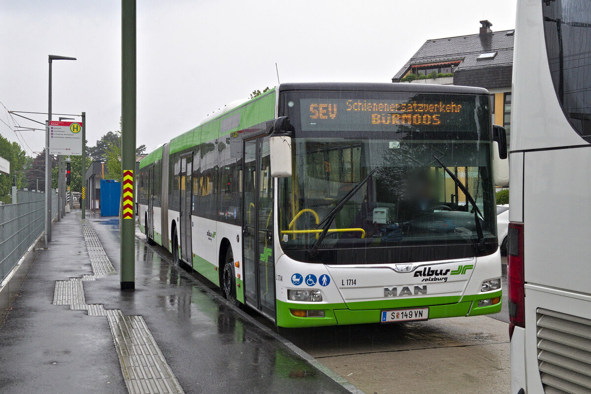 MAN Lion's City von Albus Salzburg (Bus L 1714, S-419VN) als Schienenersatzverkehr für die Salzburger Lokalbahn nach Bürmoos in Oberndorf bei Salzburg, Bahnhof. Aufgenommen 16.5.2023.