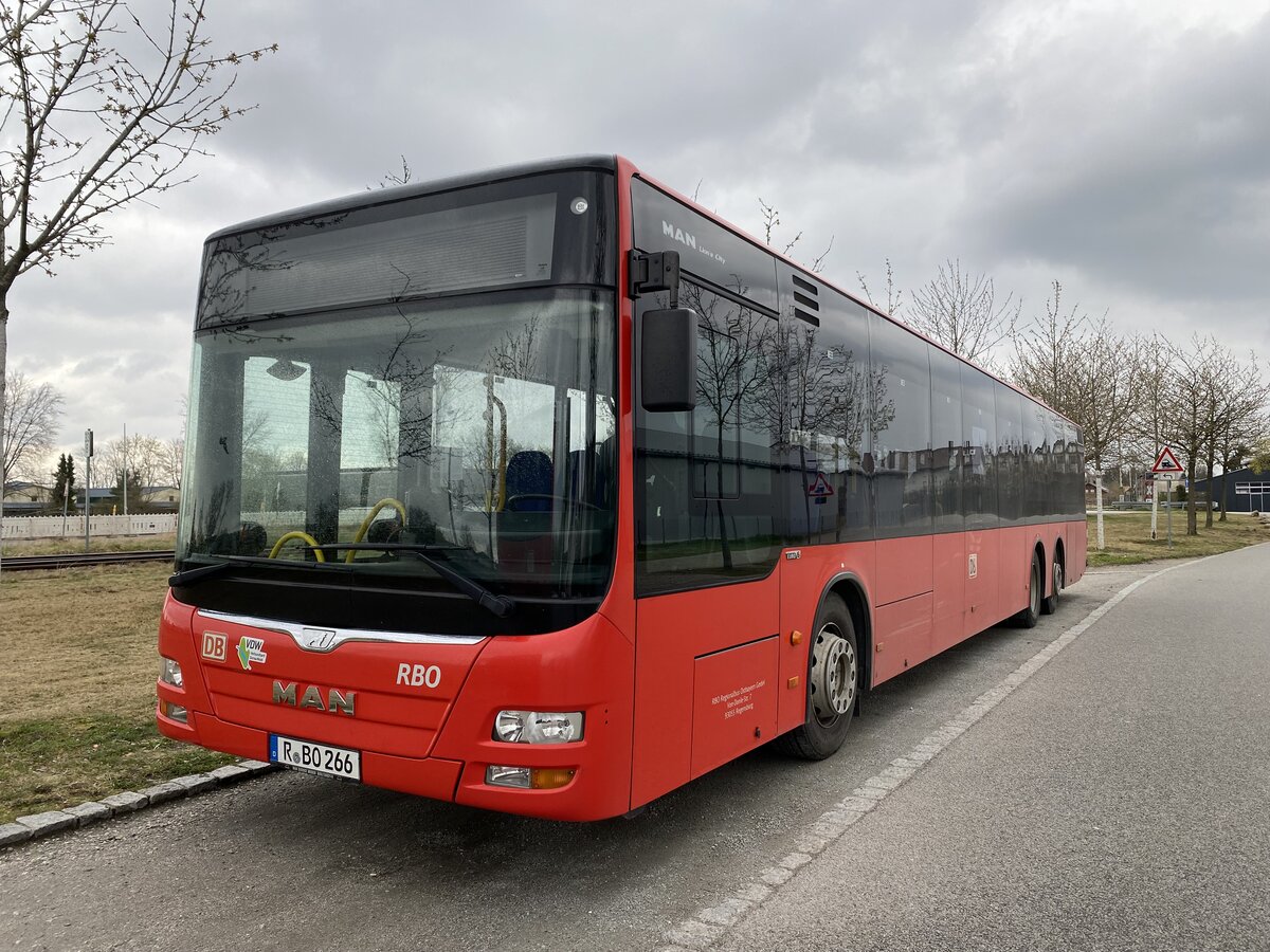 MAN Lions City als 3-Achser der RBO (Regionalbus Ostbayern) am Bahnhof Pocking, April 2022