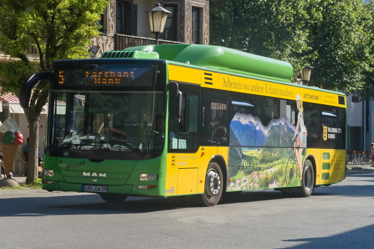 MAN Lion's City als Ortsbus Garmisch-Partenkirchen Linie 5 (Bus 2  Wastl , GAP-GW 39) in Garmisch-Partenkirchen, Haltestelle Sebastiankirche. Aufgenommen 4.8.2022.
