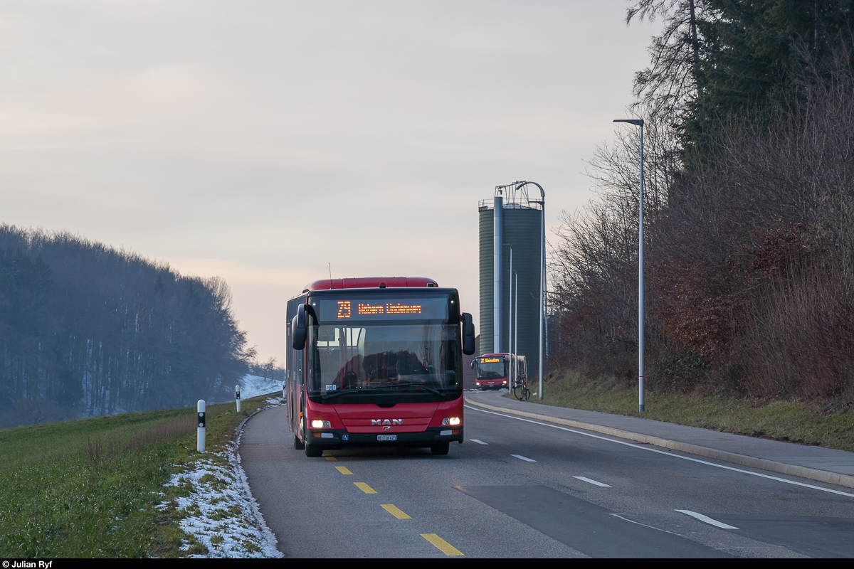 MAN Lions City BERNMOBIL 421 am 19. Januar 2019 auf der Linie 29 zwischen Leen und Landorf. Dahinter folgt ein weiterer gleichartiger Bus auf der seit Fahrplanwechsel neuen Linie 22, welche sich diesen Streckenabschnitt mit der Linie 29 teilt.
