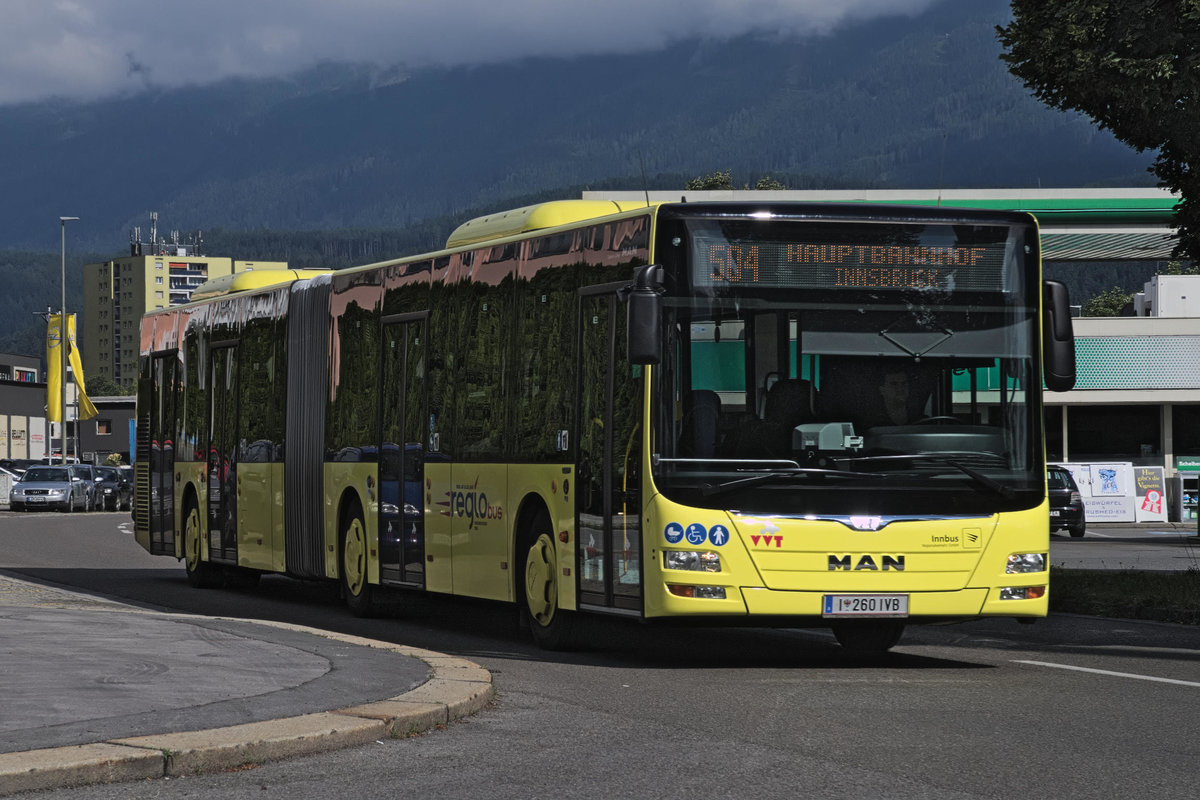 MAN Lion's City Bus Nr. 260 der Innbus Regionalverkehr, einer Tochtergesellschaft der Innsbrucker Verkehrsbetriebe, als Linie 504 zwischen den Haltestellen Hallerstrae und Hans-Maier-Strae. Aufgenommen 25.6.2017.
