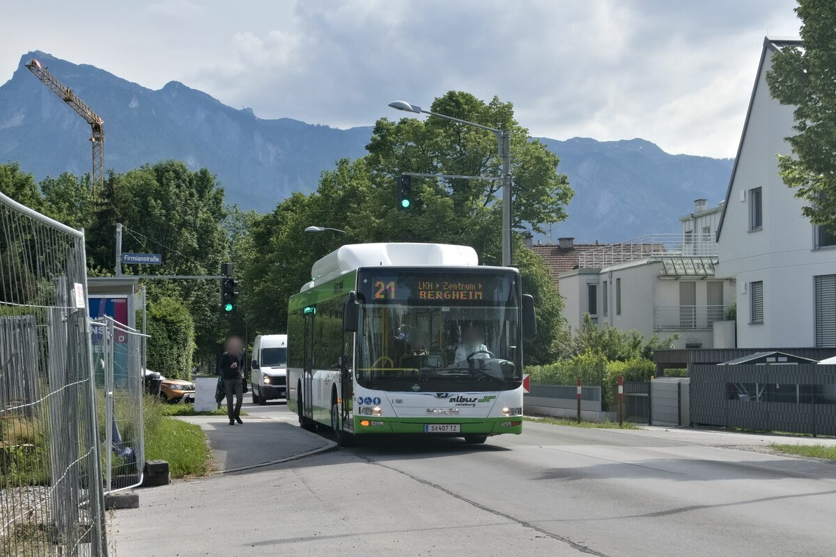 MAN Lion's City CNG von Albus Salzburg (Bus L1581, S-407TZ) als Linie 21 an der Haltestelle Salzburg Firmianstraße. Aufgenommen 1.6.2022.