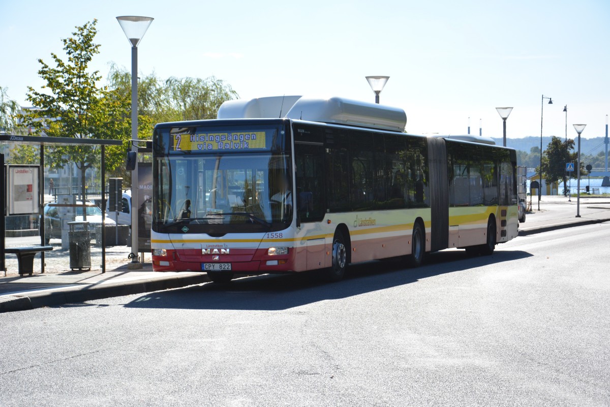MAN Lion's City CNG mit dem Kennzeichen CPY 822 fährt am 15.09.2014 auf der Linie 2. Aufgenommen in der Innenstadt von Jönköping.