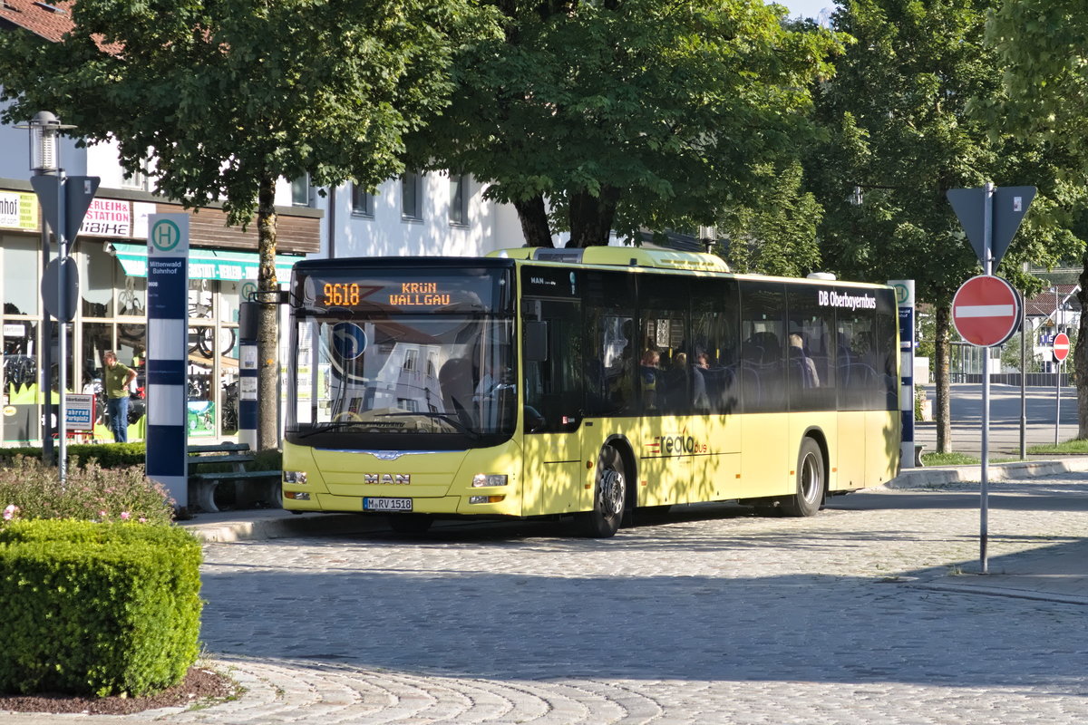 MAN Lion's City von DB Oberbayernbus (M-RV 1518) in der Lackierung und Beklebung Regiobus des Verkehrsverbundes Tirol, als Linie 9618 nach Krün-Wallgau an der Haltestelle Mittenwald Bahnhof. Aufgenommen 23.6.2020.