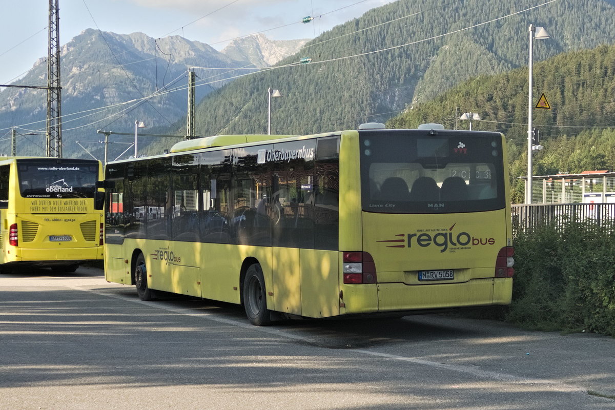 MAN Lion's City von DB Oberbayernbus (M-RV 5058) in der Lackierung und Beklebung Regiobus des Verkehrsverbundes Tirol, abgestellt am Bahnhof Mittenwald. Aufgenommen 23.6.2020.