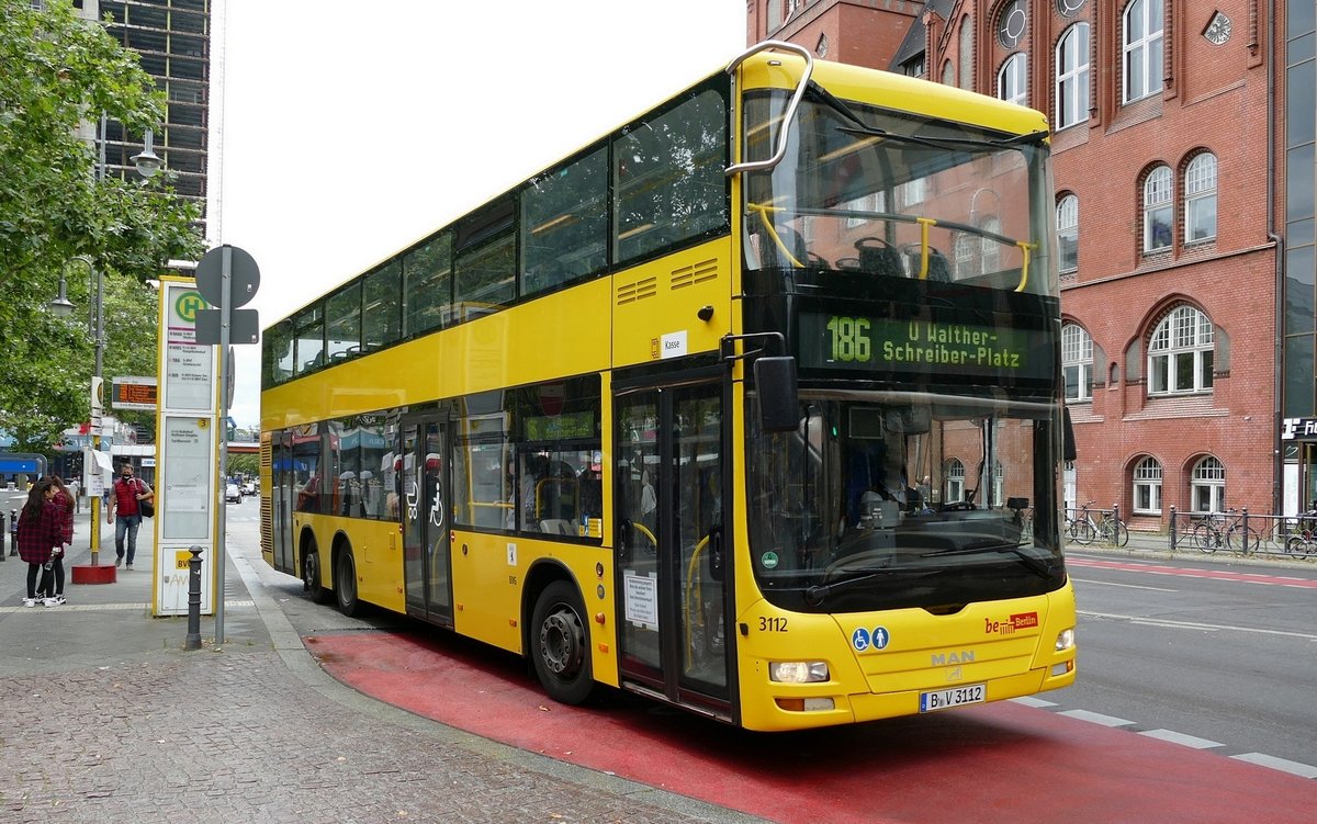 MAN Lion's City DD der BVG, Wagen '3122' (DL05), unterwegs auf der Linie 186, hier auf der Schloßstr. in Berlin-Steglitz am 25.07.2020.